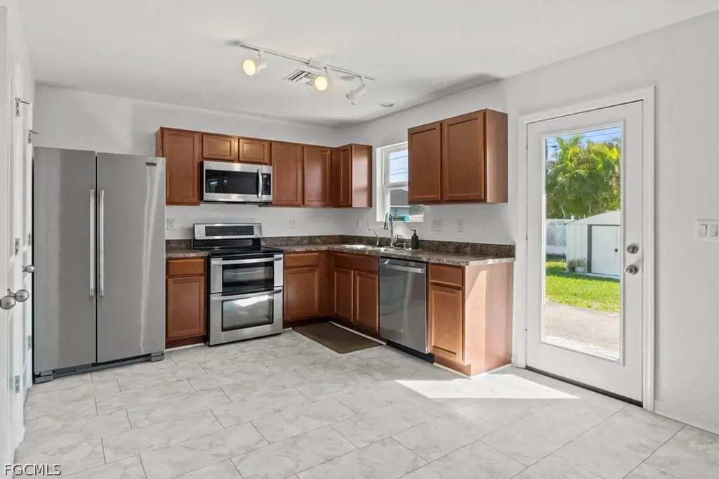 2719 NE 6th Place Cape Coral FL 33909