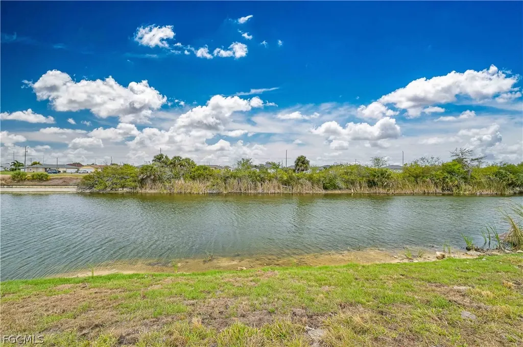 2125 NE 5th Place Cape Coral FL 33909