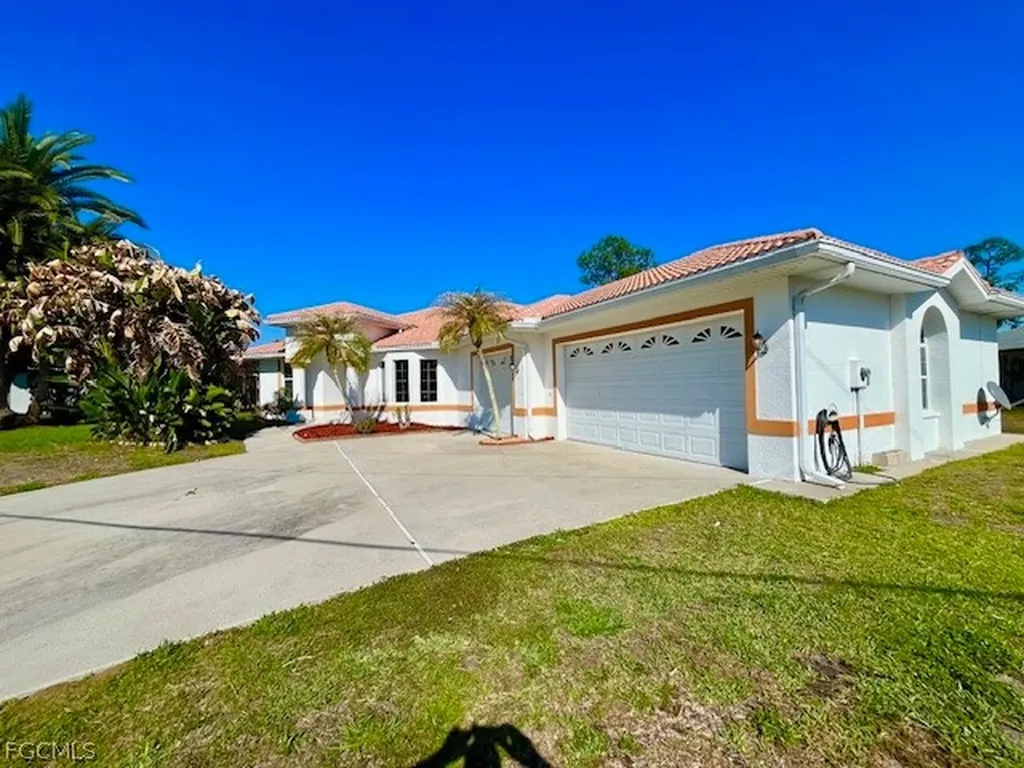 914 Mcarthur Avenue Lehigh Acres FL 33936