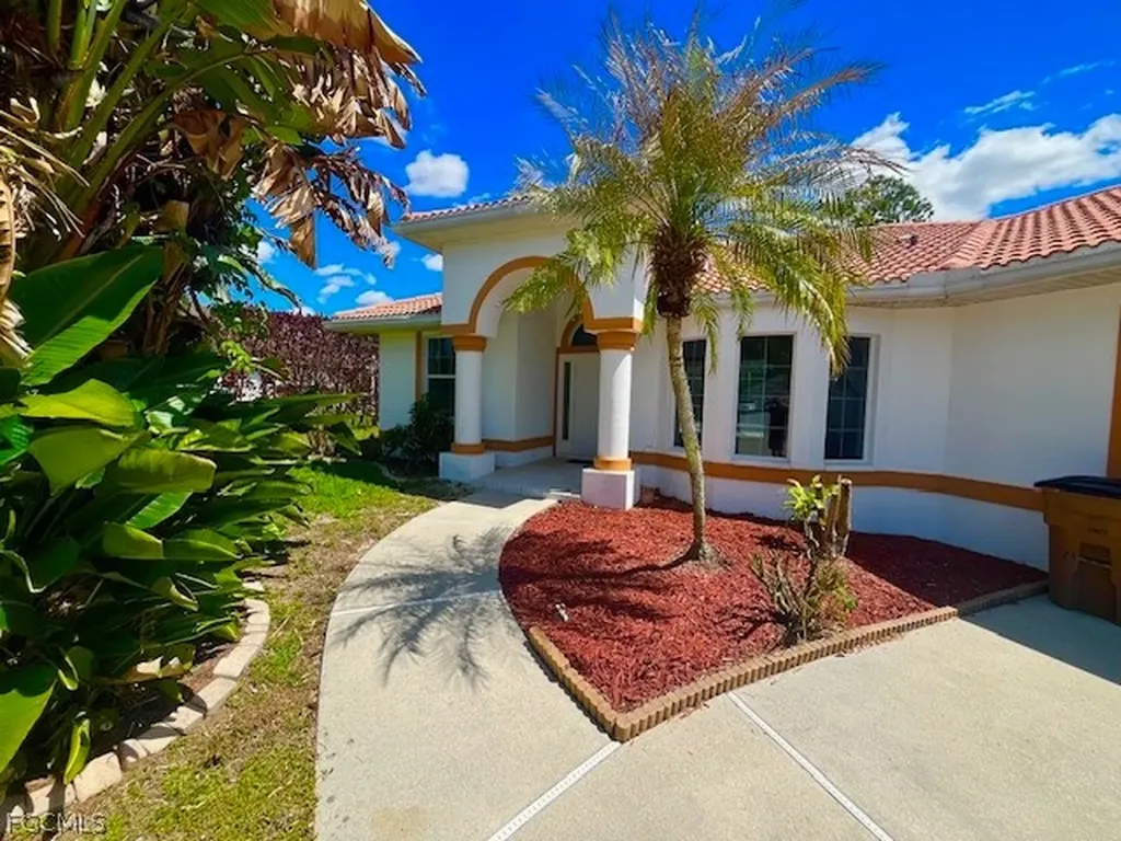 914 Mcarthur Avenue Lehigh Acres FL 33936