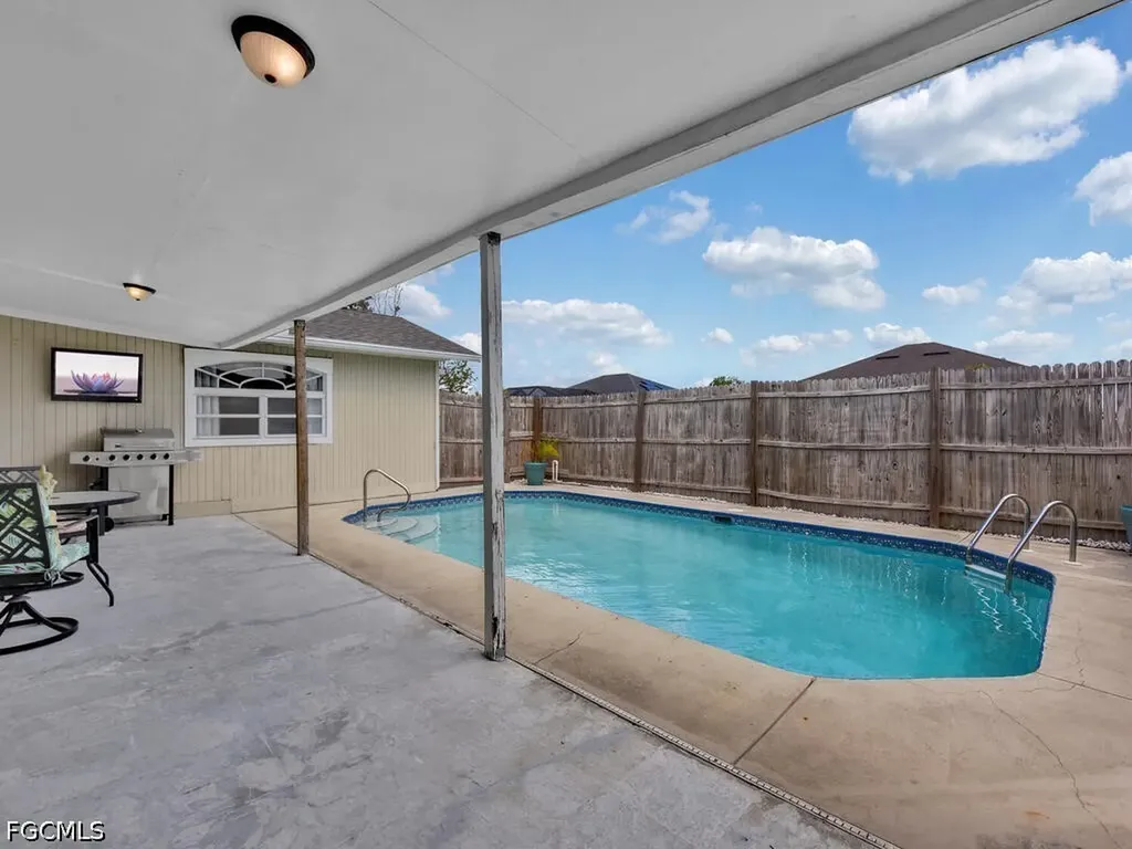 1135 NE 2nd Place Cape Coral FL 33909