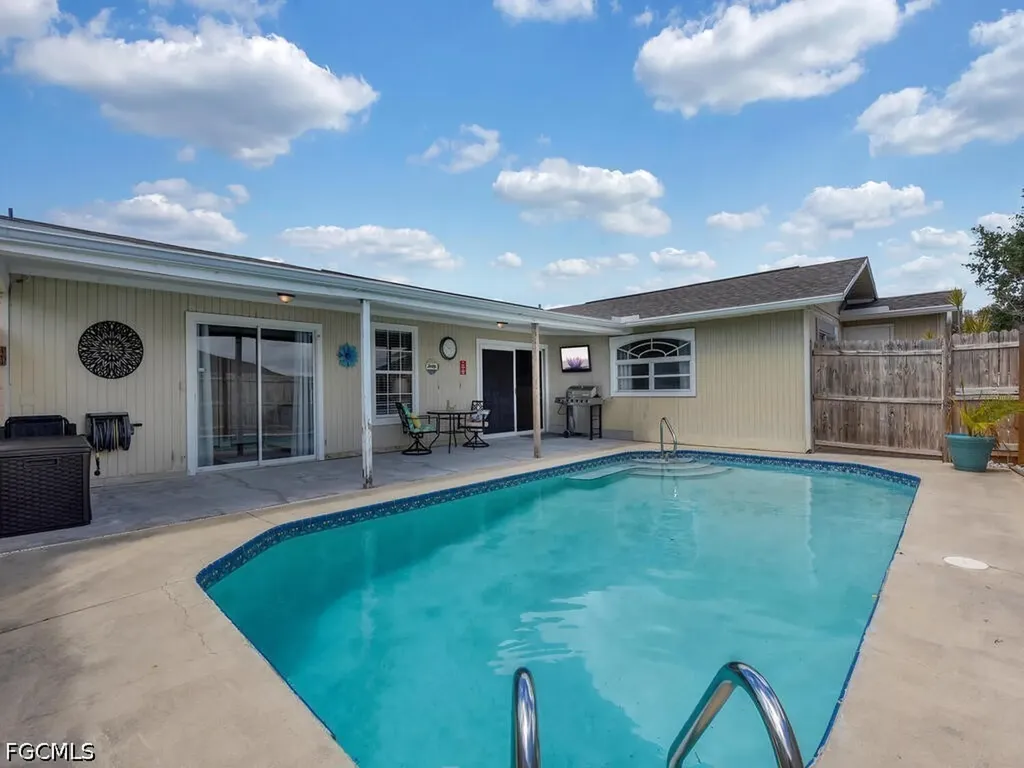 1135 NE 2nd Place Cape Coral FL 33909