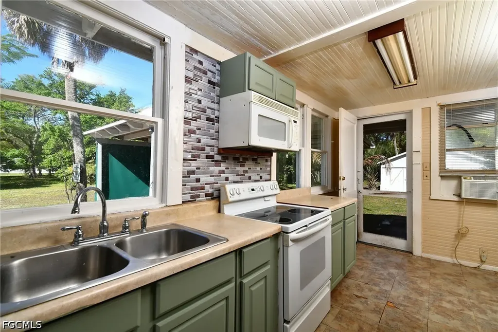 3381 Edgewood Avenue Fort Myers FL 33916