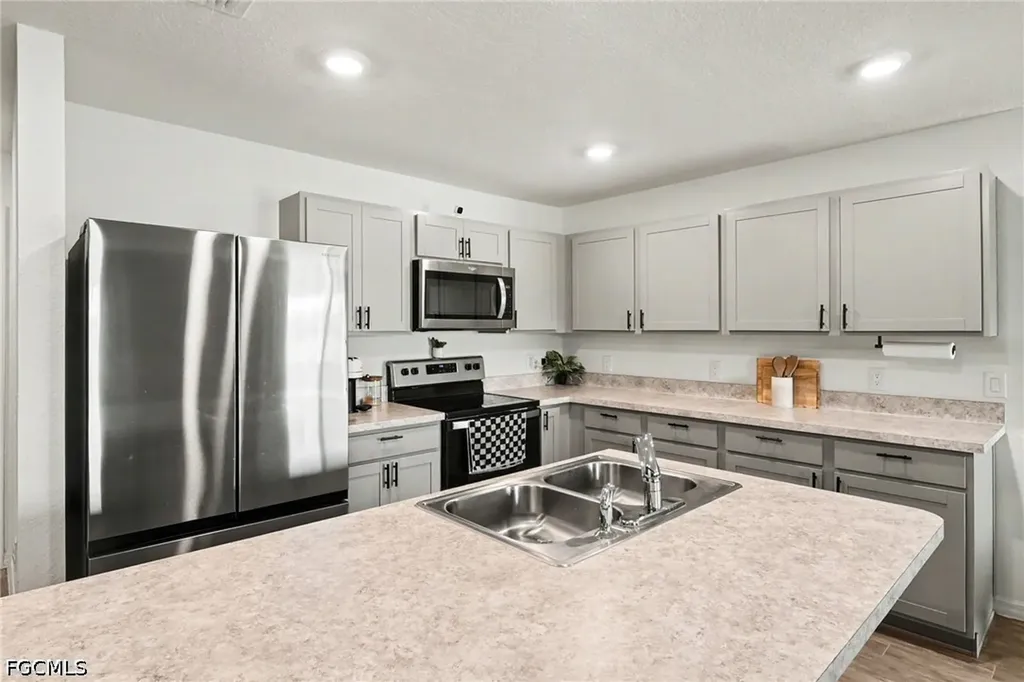 1409 NE 4th Place Cape Coral FL 33909
