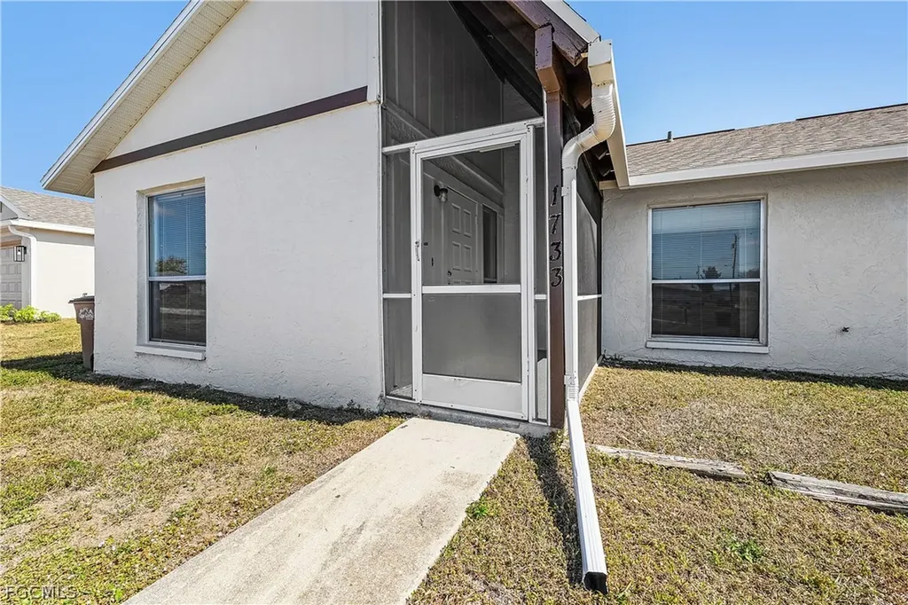 1733 NE 7th Place Cape Coral FL 33909