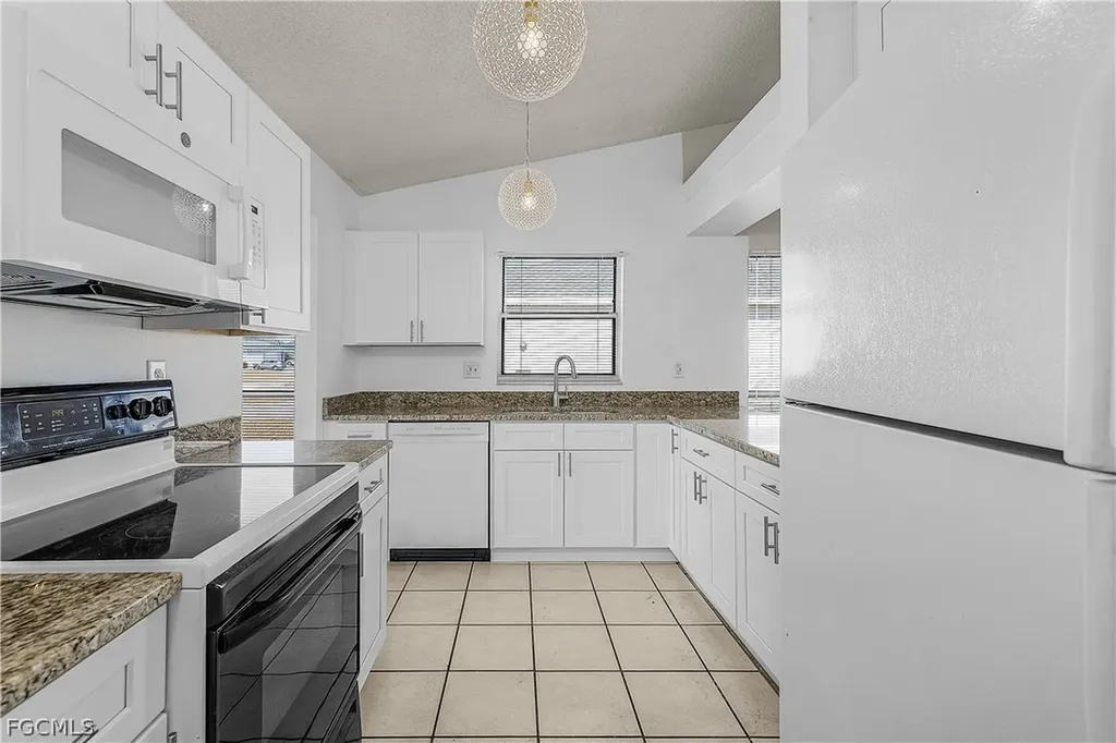1733 NE 7th Place Cape Coral FL 33909