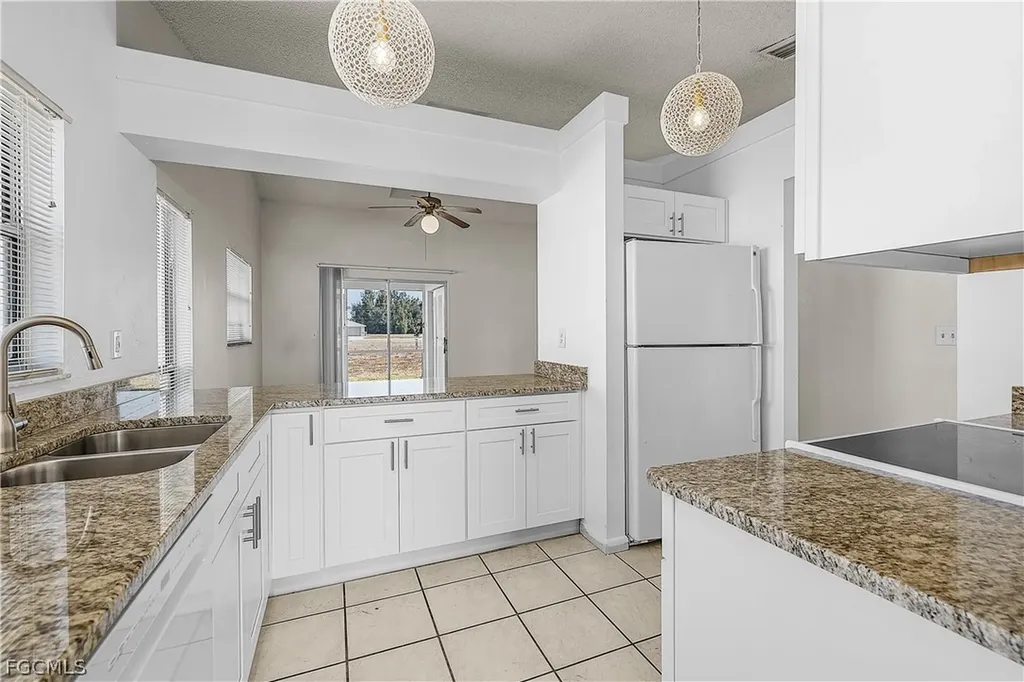 1733 NE 7th Place Cape Coral FL 33909