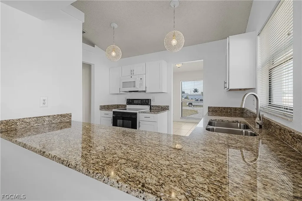 1733 NE 7th Place Cape Coral FL 33909
