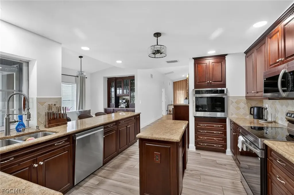 29 SE 10th Avenue Cape Coral FL 33990