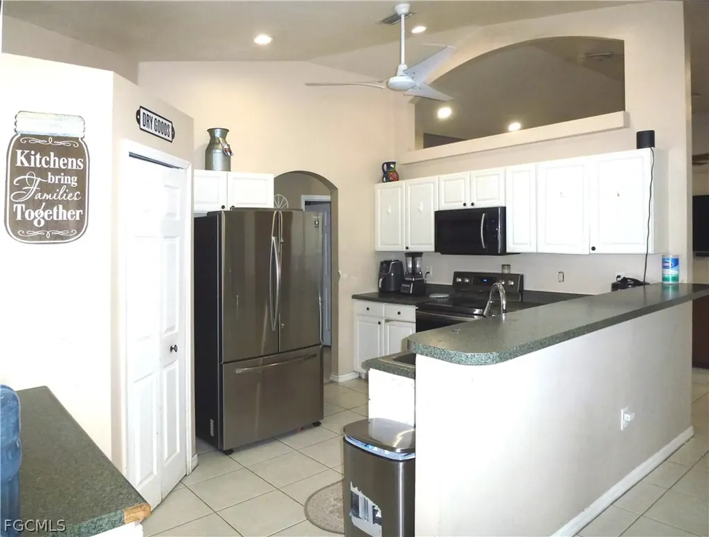 513 SE 16th Place Cape Coral FL 33990
