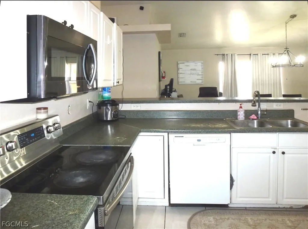 513 SE 16th Place Cape Coral FL 33990