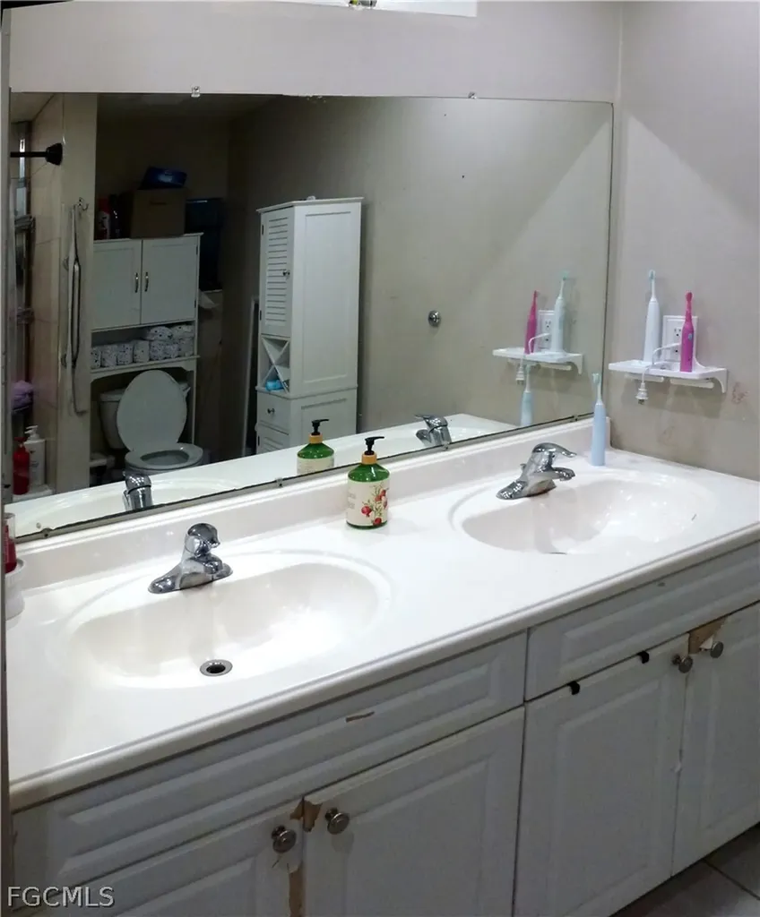 513 SE 16th Place Cape Coral FL 33990