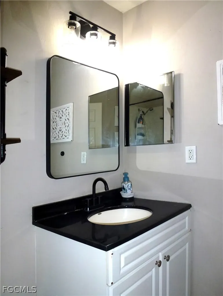 513 SE 16th Place Cape Coral FL 33990