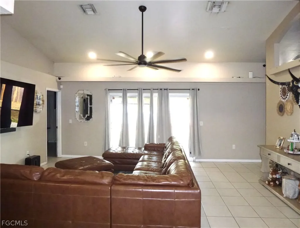 513 SE 16th Place Cape Coral FL 33990