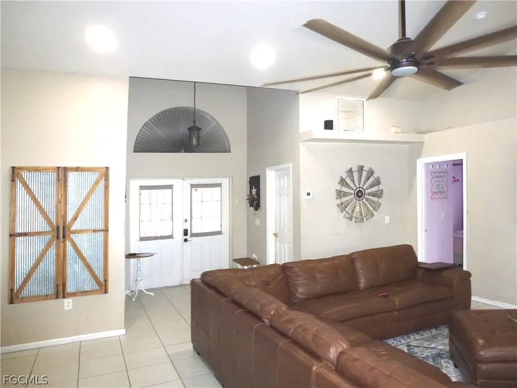 513 SE 16th Place Cape Coral FL 33990