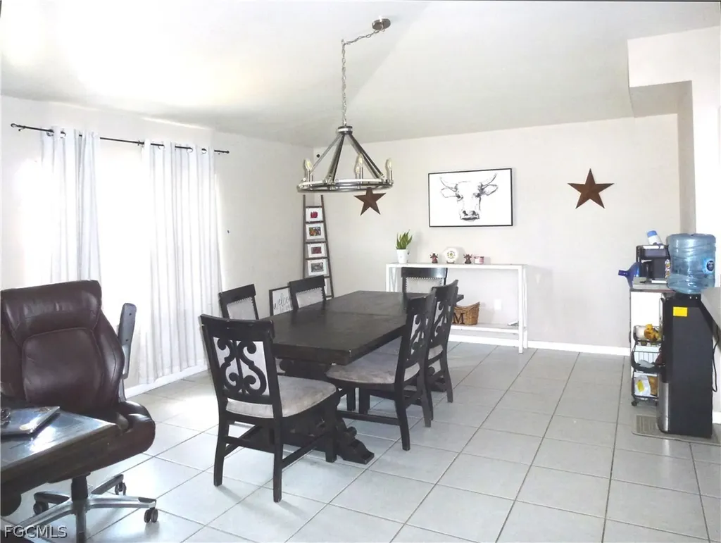 513 SE 16th Place Cape Coral FL 33990
