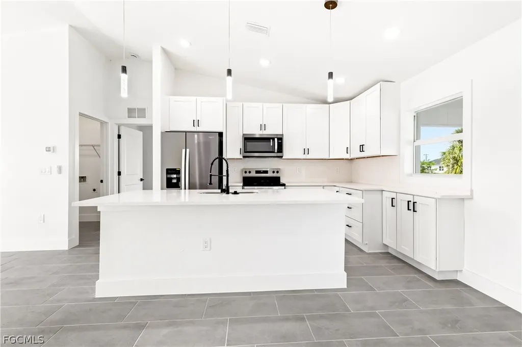2212 NE 6th Avenue Cape Coral FL 33909