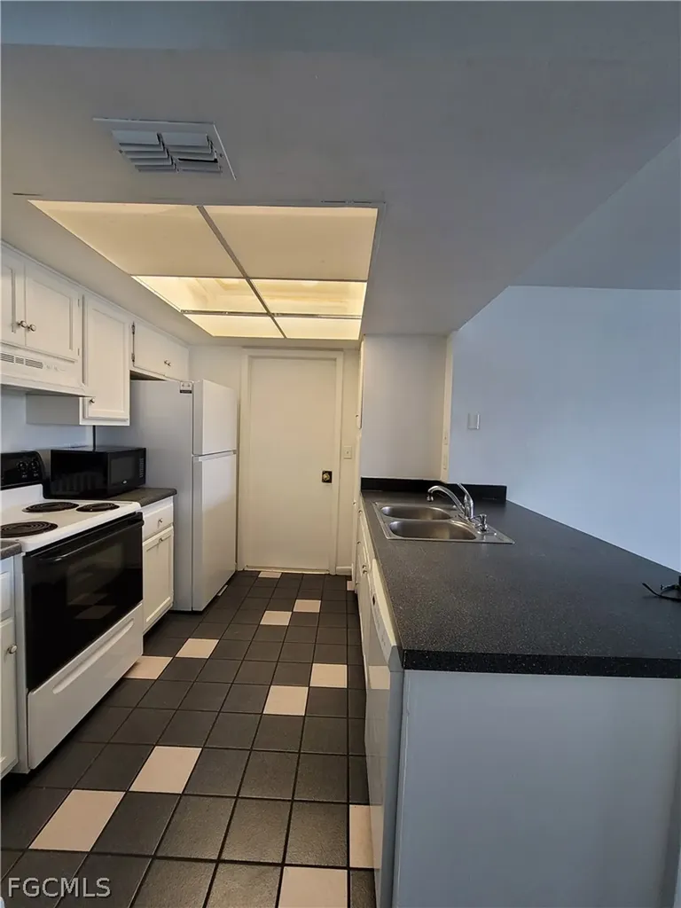 931 SE 23rd Place Cape Coral FL 33990