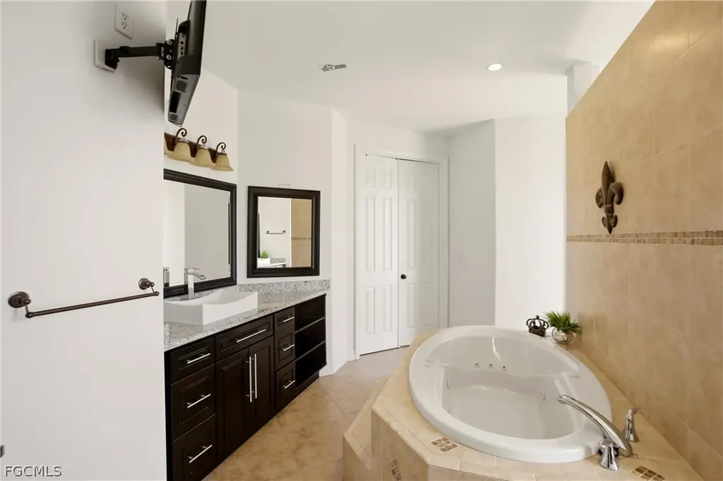 2104 NE 9th Place Cape Coral FL 33909