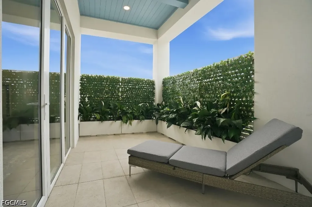 201 8th Street S Naples FL 34102