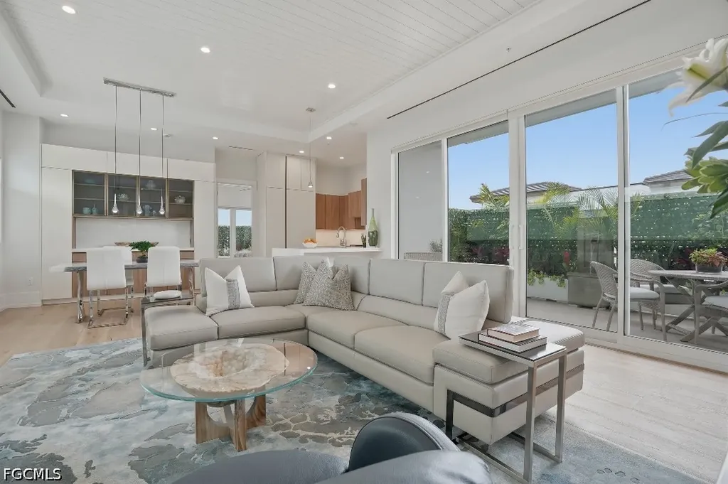 201 8th Street S Naples FL 34102