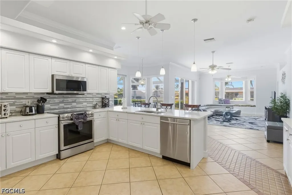 928 SE 33rd Street Cape Coral FL 33904