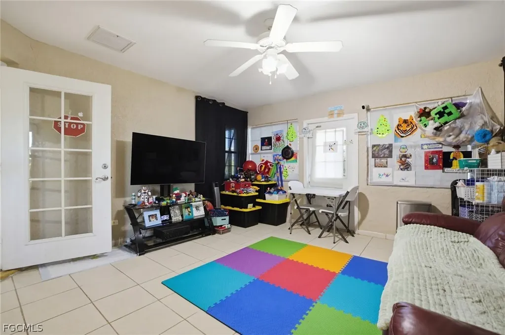1112 SW 9th Court Cape Coral FL 33991