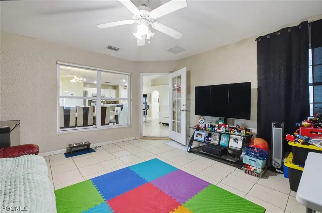 1112 SW 9th Court Cape Coral FL 33991