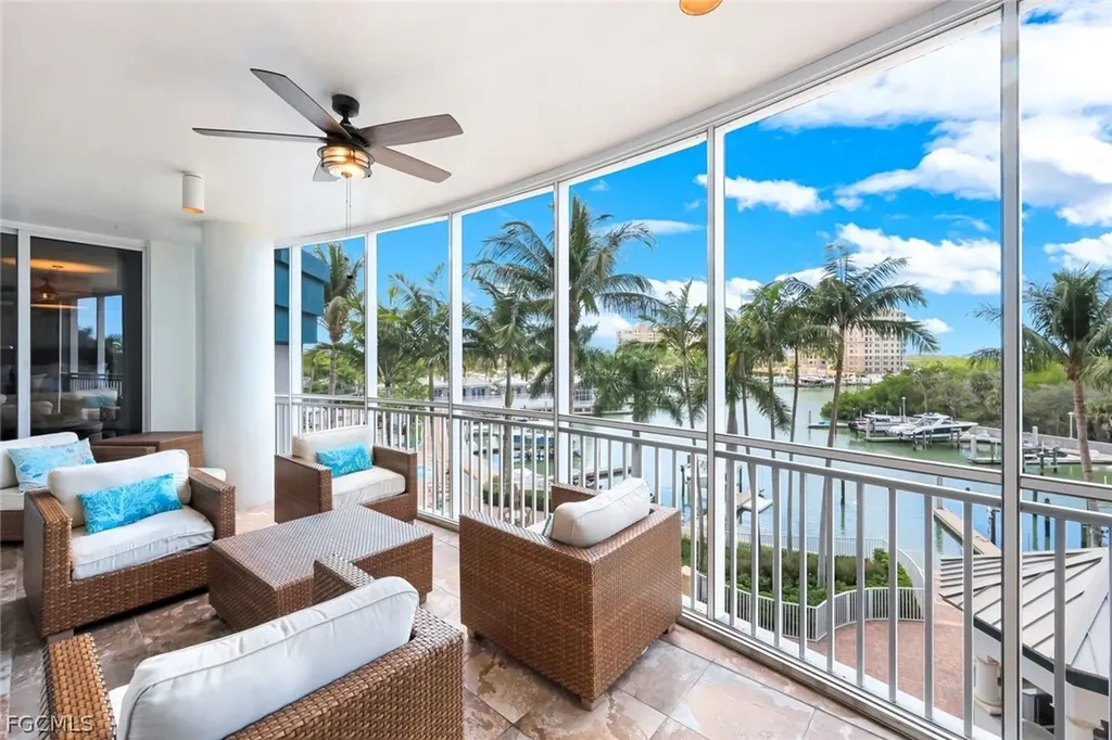 Naples FL, 13675 Vanderbilt Drive, Unit 406