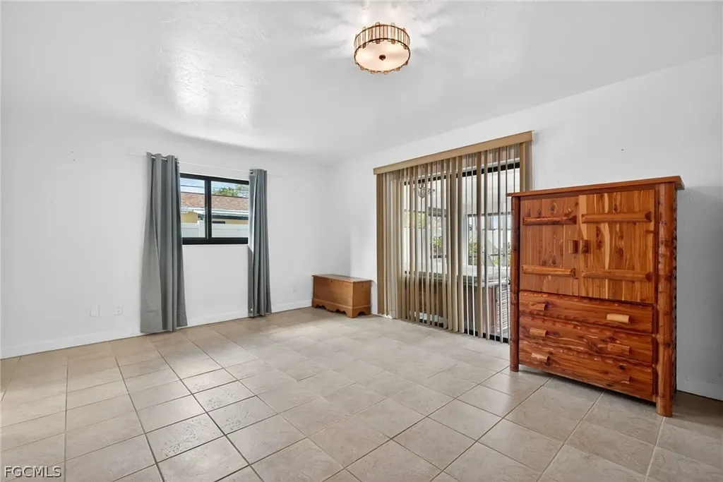 1802 SE 11th Place Cape Coral FL 33990