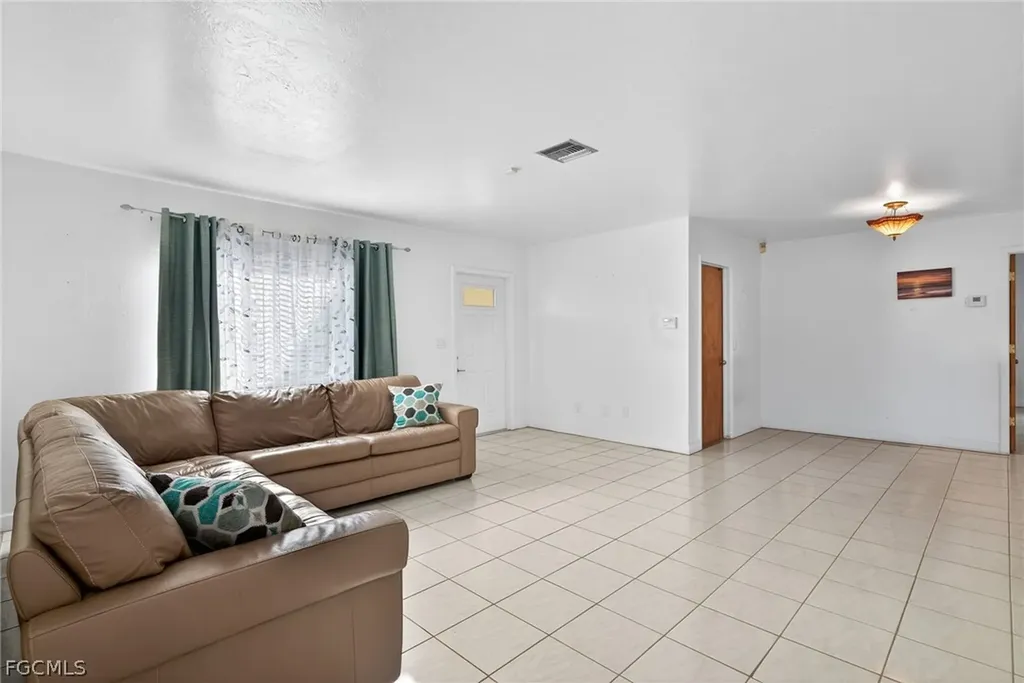 1802 SE 11th Place Cape Coral FL 33990