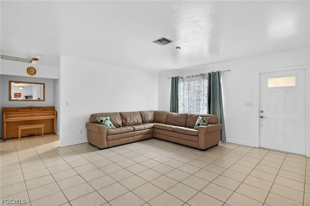 1802 SE 11th Place Cape Coral FL 33990