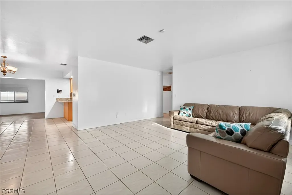 1802 SE 11th Place Cape Coral FL 33990