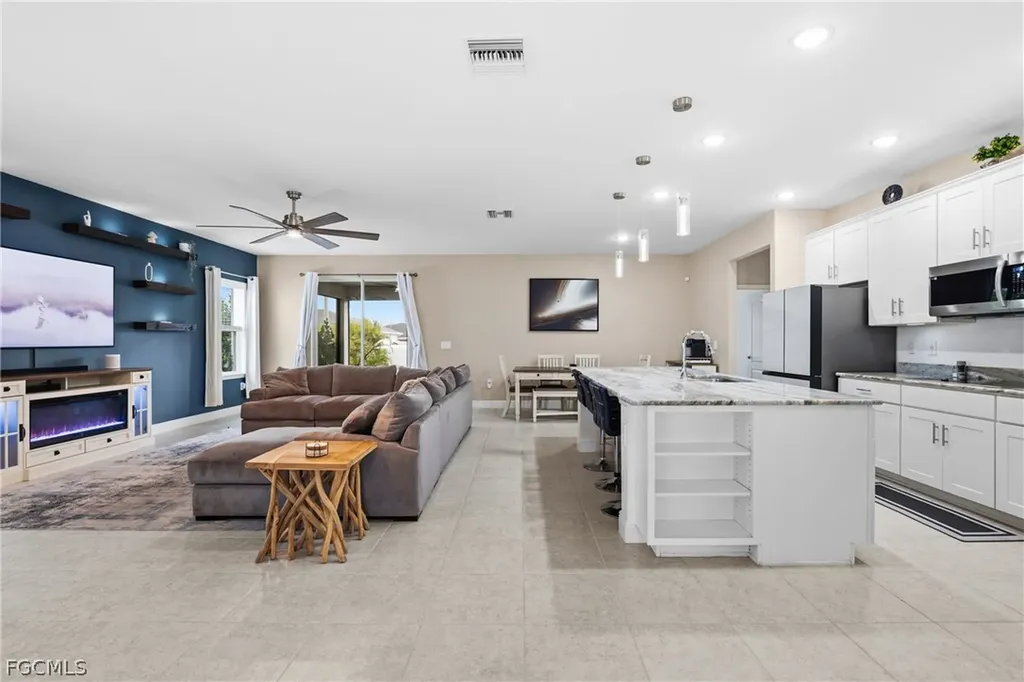 512 NW 4th Street Cape Coral FL 33993