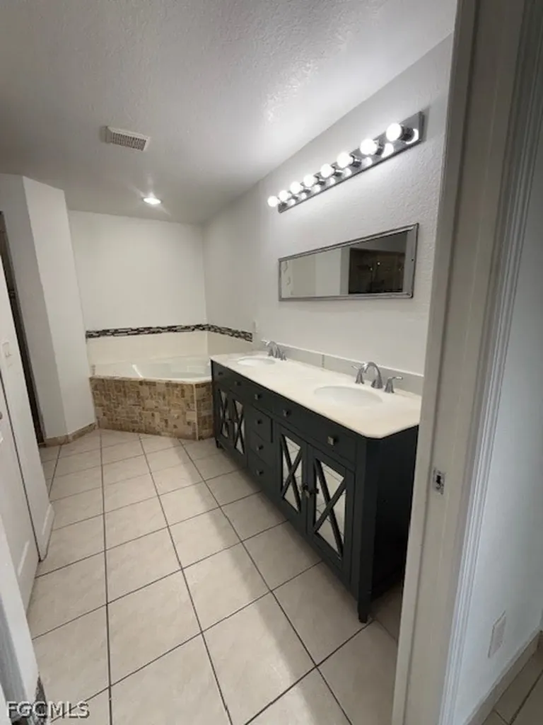 3925 E Gator Circle Cape Coral FL 33909