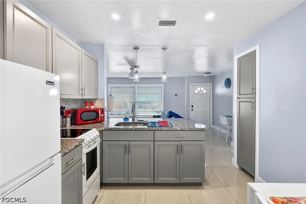 624 SE 46 Street Cape Coral FL 33904