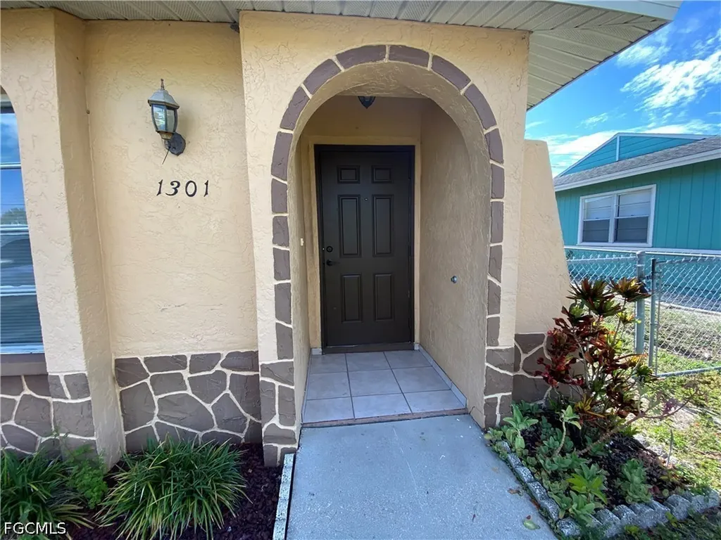 1247 SW Santa Barbara Place Cape Coral FL 33991