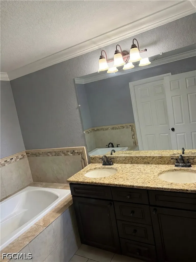 1031 NE 2nd Place Cape Coral FL 33909