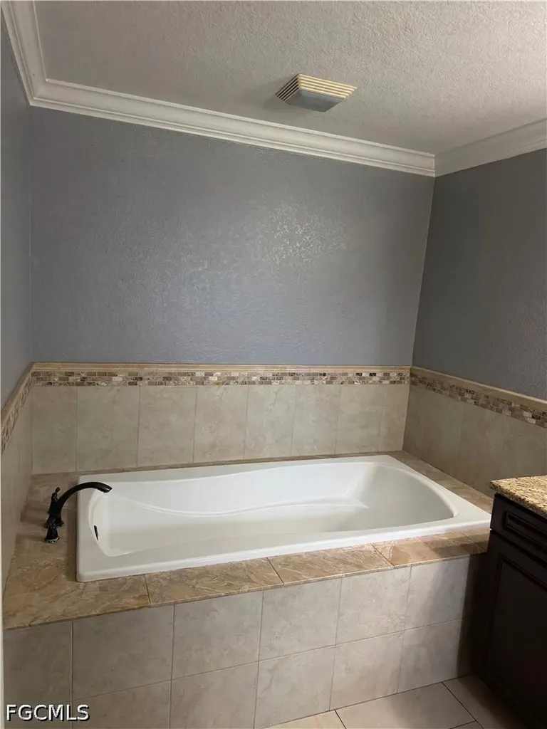 1031 NE 2nd Place Cape Coral FL 33909