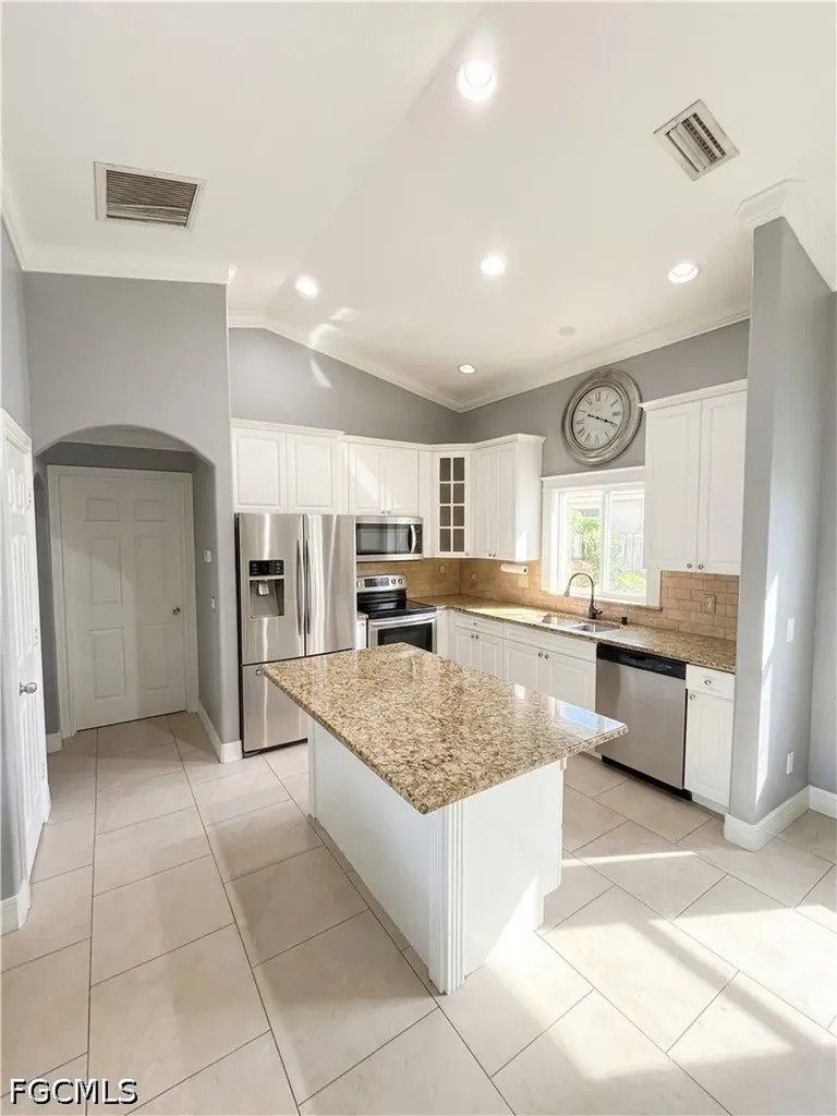 1031 NE 2nd Place Cape Coral FL 33909
