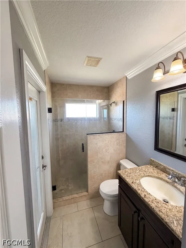 1031 NE 2nd Place Cape Coral FL 33909