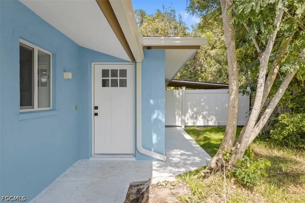 817-819 Indiana Avenue Fort Myers FL 33908