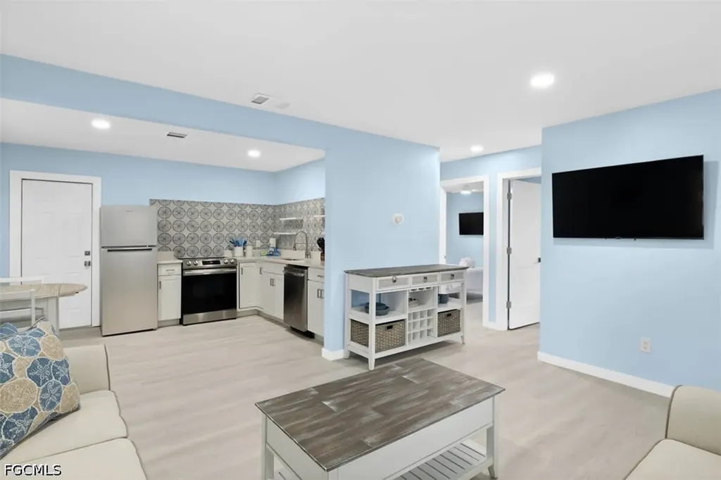817-819 Indiana Avenue Fort Myers FL 33908