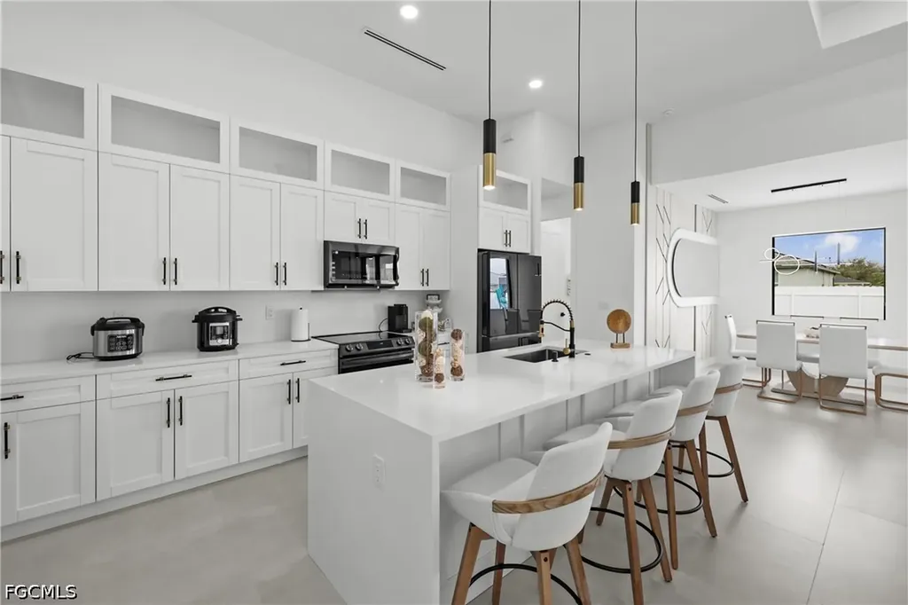837 NE 6th Place Cape Coral FL 33909