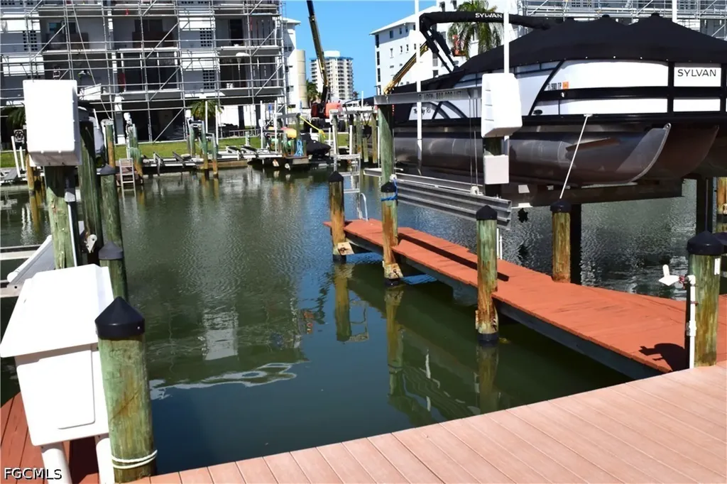Dock 25 - 4481 Bay Beach Fort Myers Beach FL 33931
