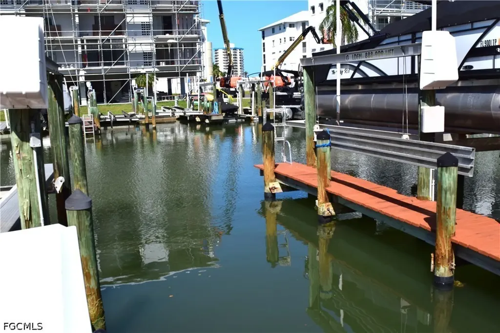 Dock 25 - 4481 Bay Beach Fort Myers Beach FL 33931