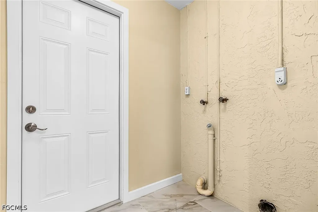 920 SE 21st Street Cape Coral FL 33990