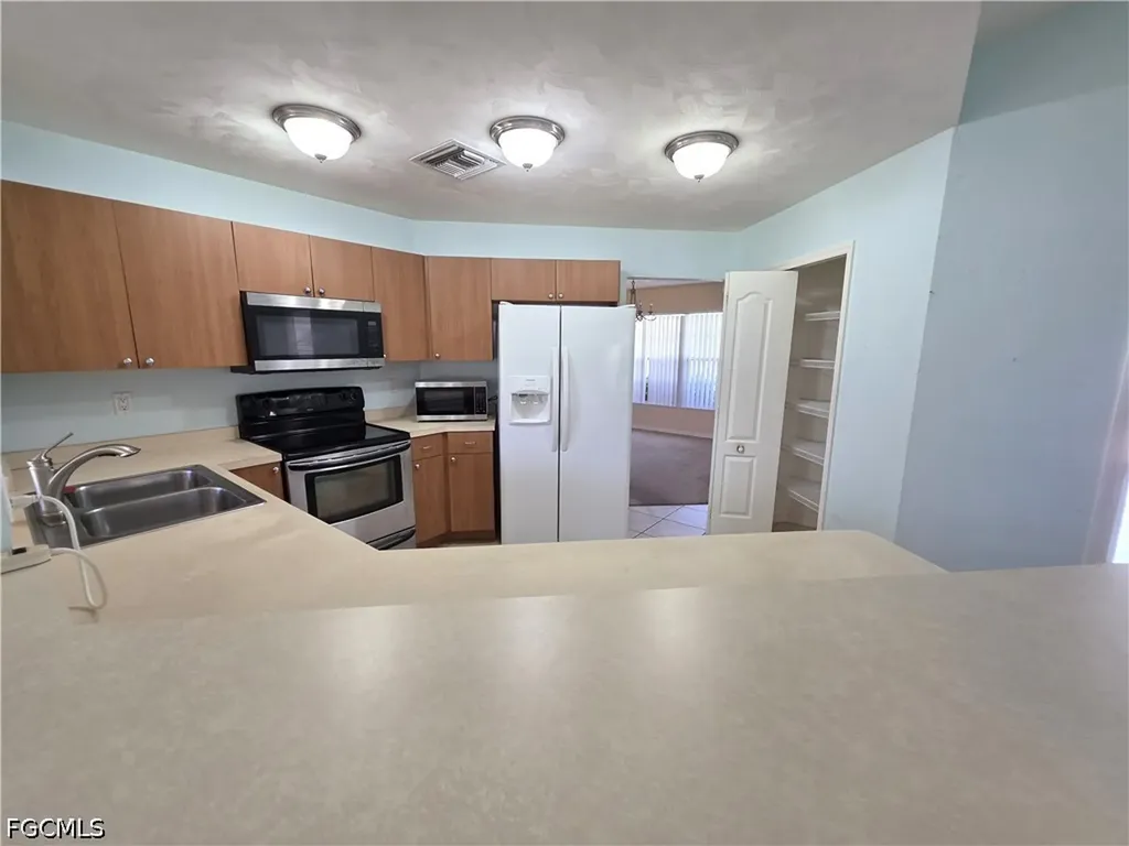4614 SW 9th Place Cape Coral FL 33914