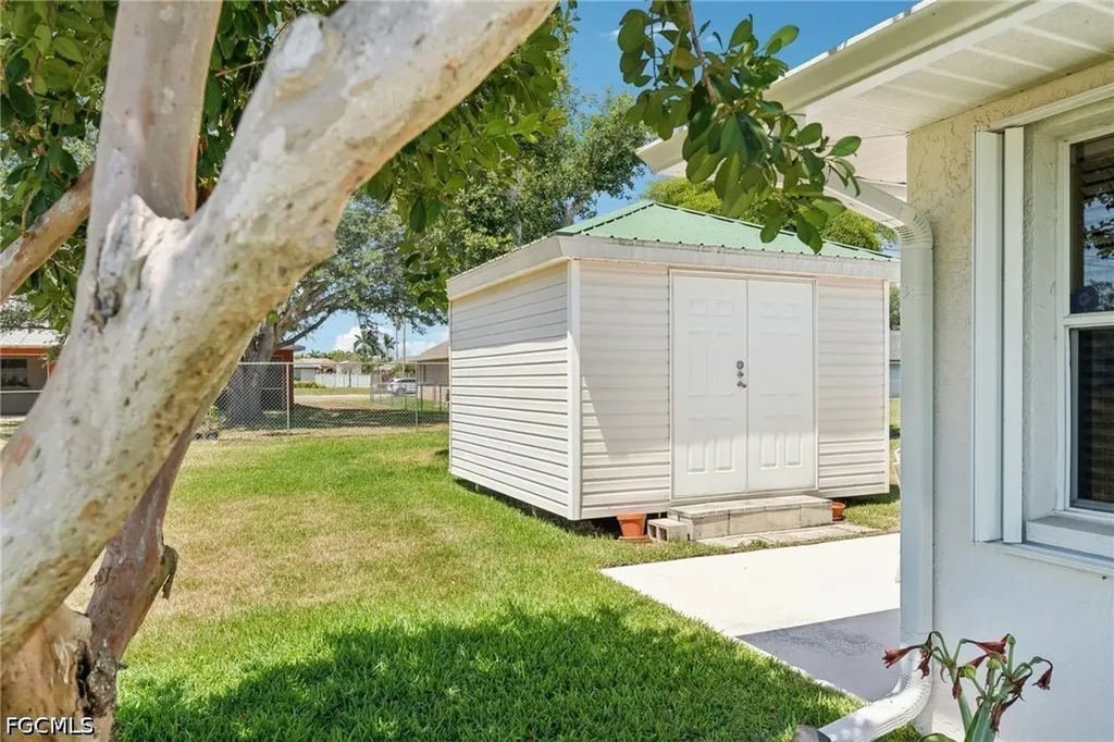 914 SW 3rd Avenue Cape Coral FL 33991
