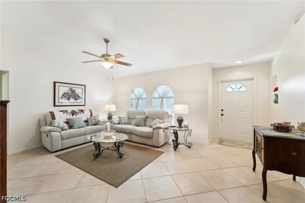 914 SW 3rd Avenue Cape Coral FL 33991